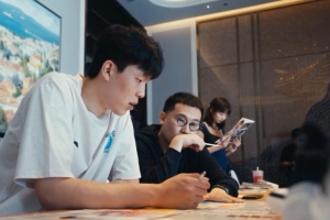 默默陪在身旁!杨瀚森和球鞋团队一起挑鞋时 女友也在一旁陪伴